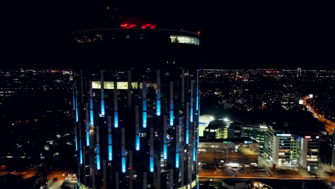 Un turn luminat în albastru, în București, noaptea